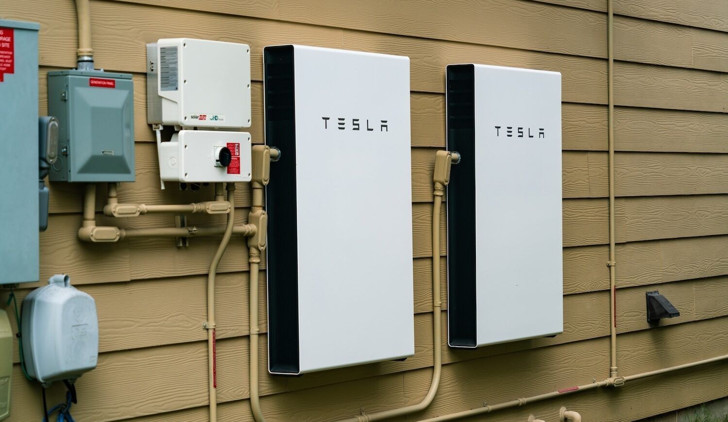 Battery equipment mounted on the exterior of a home
