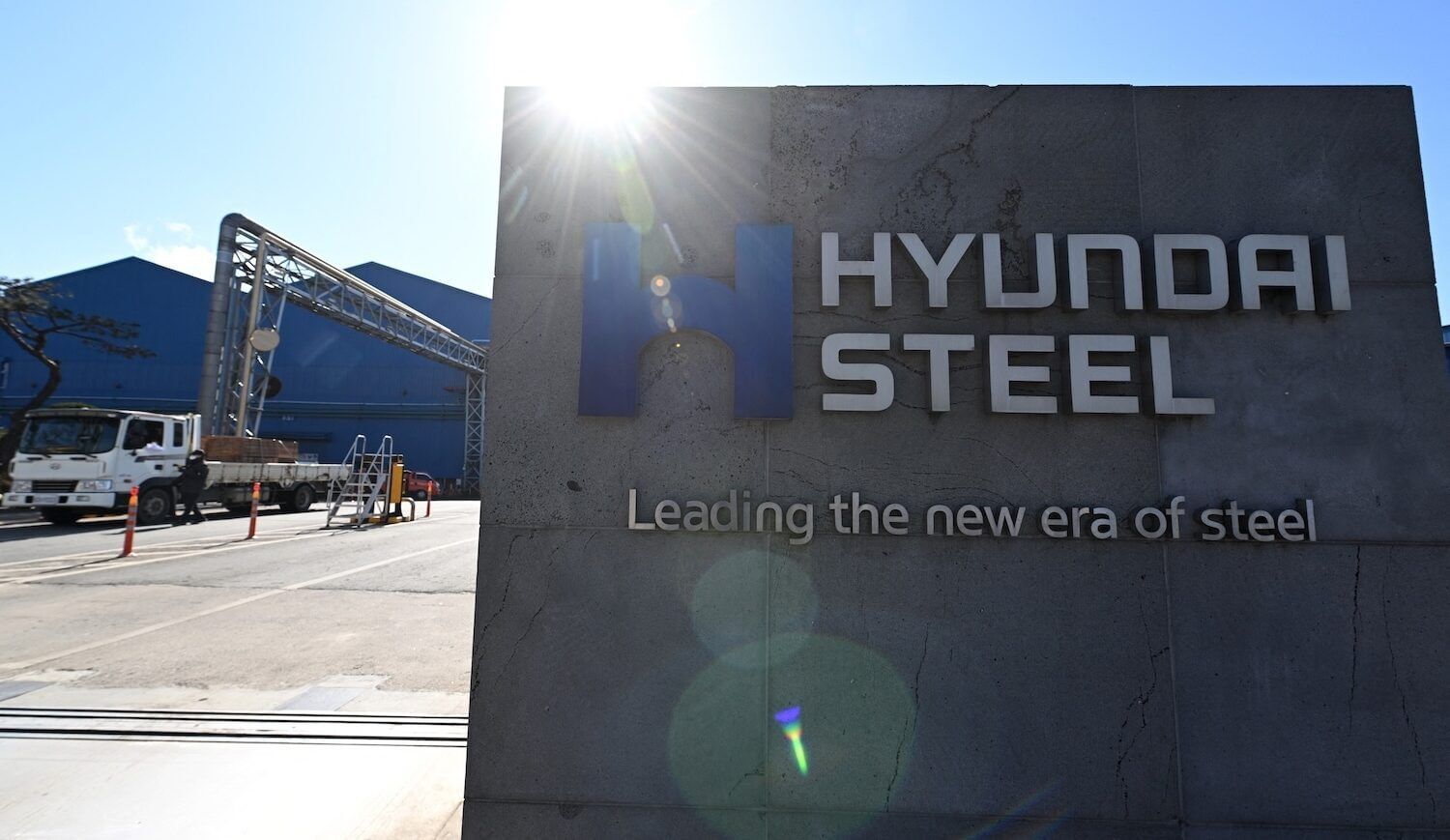 Gray slap sign saying "Hyundai Steel: Leading the New Era of Steel"